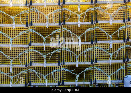 Bunte Hummerfallen, die auf einem Dock in Menamsha auf Martha's Vineyard gestapelt sind Stockfoto