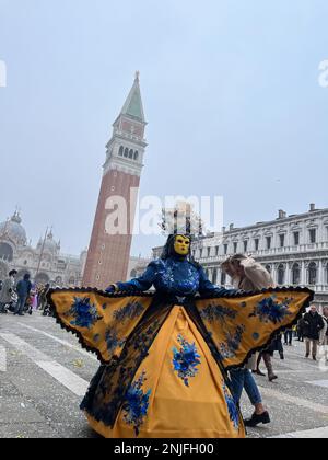 Markusplatz, Venedig, Italien. 21. Februar 2023. Der Aschermittwoch rückt näher, und der 2023 in Venedig stattfindende Karneval endet in voller Pracht. Die Stadt Venedig zeigt Besuchern aus der ganzen Welt ihren einzigartigen Stil, die in venezianischen Masken und aufwändigen Renaissance-Kostümen ausgestattet sind. Kredit: ©Julia Mineeva/EGBN TV News/Alamy Live News Stockfoto