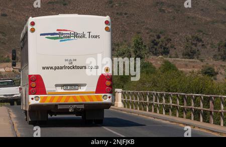 Robertson, Westkap, Südafrika. 2023. Touristenbus mit einem Deck über eine Brücke über den Breede bei Robertson. Stockfoto