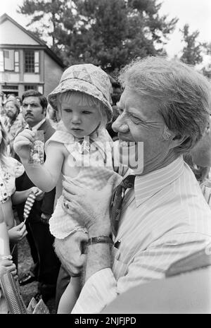 4. Juli 1976 - Westville, Georgia - 1976 - Demokratischer Präsidentschaftskandidat Jimmy Carter und seine Familie kämpften in Westville, Georgia, anlässlich der amerikanischen Zweihundertjahrfeier. Stockfoto