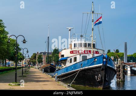 DEN HELDER, NIEDERLANDE - 25. AUGUST 2013: Schiffe im Hafen von Den Helder, Provinz Nordholland, Niederlande Stockfoto