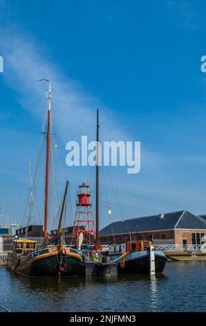 DEN HELDER, NIEDERLANDE - 25. AUGUST 2013: Schiffe im Hafen von Den Helder, Provinz Nordholland, Niederlande Stockfoto