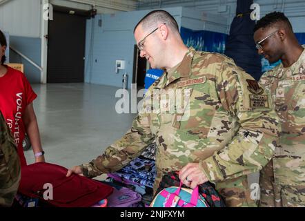 Tech. Sgt. Matthew Brooks, Detachment 1, 201. Rapid Engineer Deployable Heavy Operational Repair Squadron Engineer wählt Rucksäcke für seine Kinder während der Back to School Backpack Brigade Veranstaltung Sonntag, 7. August 2022, auf der Biddle Air National Guard Base. Die Veranstaltung, die von der Friends of the Family Readiness Group und Operation Homefront gesponsert wird, ist eine Back-to-School-Verleihveranstaltung für Kinder von Mitgliedern des Angriffsflügels 111. Stockfoto