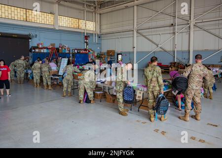 111. Mitglieder des Angriffsflügels wählen während der Back to School Backpack Brigade am Sonntag, den 7. August 2022, auf der Biddle Air National Guard Base Schulmaterial für ihre Kinder aus. Die Veranstaltung, die von der Friends of the Family Readiness Group und Operation Homefront gesponsert wird, ist eine Back-to-School-Verleihveranstaltung für Kinder von Mitgliedern des Angriffsflügels 111. Stockfoto