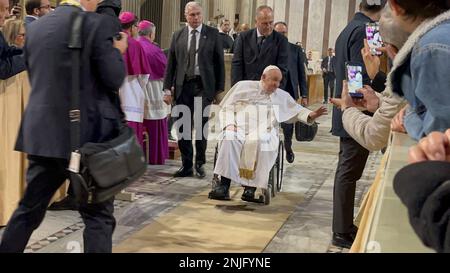 St. Petersdom, 00120 Citta del Vaticano, Vatikanstadt, 22. Februar 2023. Papst Franziskus leitet ein Ash-Wednesday-Publikum und begrüßt die Curia und die internationalen Pilger in St. Petersdom. Kredit: ©Julia Mineeva/EGBN TV News/Alamy Live News Stockfoto