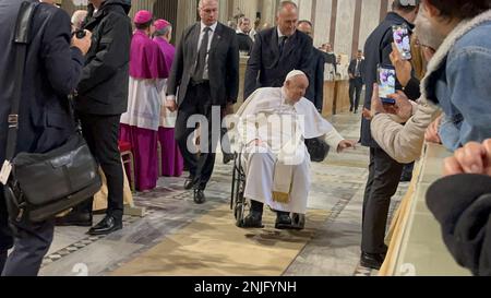 St. Petersdom, 00120 Citta del Vaticano, Vatikanstadt, 22. Februar 2023. Papst Franziskus leitet ein Ash-Wednesday-Publikum und begrüßt die Curia und die internationalen Pilger in St. Petersdom. Kredit: ©Julia Mineeva/EGBN TV News/Alamy Live News Stockfoto