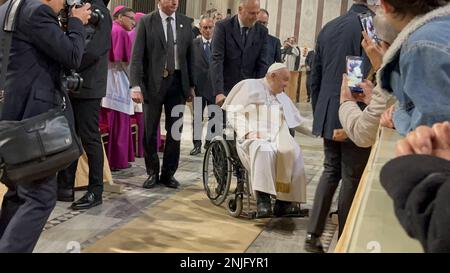 St. Petersdom, 00120 Citta del Vaticano, Vatikanstadt, 22. Februar 2023. Papst Franziskus leitet ein Ash-Wednesday-Publikum und begrüßt die Curia und die internationalen Pilger in St. Petersdom. Kredit: ©Julia Mineeva/EGBN TV News/Alamy Live News Stockfoto