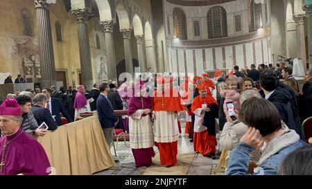 St. Petersdom, 00120 Citta del Vaticano, Vatikanstadt, 22. Februar 2023. Papst Franziskus leitet ein Ash-Wednesday-Publikum und begrüßt die Curia und die internationalen Pilger in St. Petersdom. Kredit: ©Julia Mineeva/EGBN TV News/Alamy Live News Stockfoto