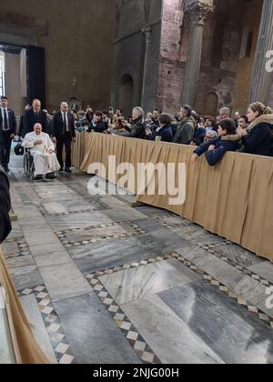 St. Petersdom, 00120 Citta del Vaticano, Vatikanstadt, 22. Februar 2023. Papst Franziskus leitet ein Ash-Wednesday-Publikum und begrüßt die Curia und die internationalen Pilger in St. Petersdom. Kredit: ©Julia Mineeva/EGBN TV News/Alamy Live News Stockfoto