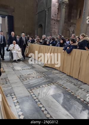 St. Petersdom, 00120 Citta del Vaticano, Vatikanstadt, 22. Februar 2023. Papst Franziskus leitet ein Ash-Wednesday-Publikum und begrüßt die Curia und die internationalen Pilger in St. Petersdom. Kredit: ©Julia Mineeva/EGBN TV News/Alamy Live News Stockfoto