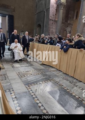 St. Petersdom, 00120 Citta del Vaticano, Vatikanstadt, 22. Februar 2023. Papst Franziskus leitet ein Ash-Wednesday-Publikum und begrüßt die Curia und die internationalen Pilger in St. Petersdom. Kredit: ©Julia Mineeva/EGBN TV News/Alamy Live News Stockfoto