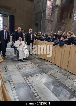 St. Petersdom, 00120 Citta del Vaticano, Vatikanstadt, 22. Februar 2023. Papst Franziskus leitet ein Ash-Wednesday-Publikum und begrüßt die Curia und die internationalen Pilger in St. Petersdom. Kredit: ©Julia Mineeva/EGBN TV News/Alamy Live News Stockfoto