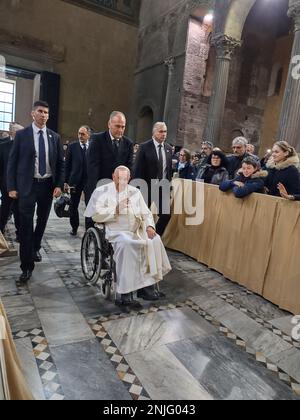 St. Petersdom, 00120 Citta del Vaticano, Vatikanstadt, 22. Februar 2023. Papst Franziskus leitet ein Ash-Wednesday-Publikum und begrüßt die Curia und die internationalen Pilger in St. Petersdom. Kredit: ©Julia Mineeva/EGBN TV News/Alamy Live News Stockfoto