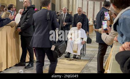 St. Petersdom, 00120 Citta del Vaticano, Vatikanstadt, 22. Februar 2023. Papst Franziskus leitet ein Ash-Wednesday-Publikum und begrüßt die Curia und die internationalen Pilger in St. Petersdom. Kredit: ©Julia Mineeva/EGBN TV News/Alamy Live News Stockfoto