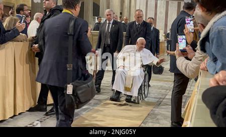 St. Petersdom, 00120 Citta del Vaticano, Vatikanstadt, 22. Februar 2023. Papst Franziskus leitet ein Ash-Wednesday-Publikum und begrüßt die Curia und die internationalen Pilger in St. Petersdom. Kredit: ©Julia Mineeva/EGBN TV News/Alamy Live News Stockfoto