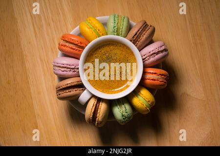 Makronen-Kekse und eine Kaffeetasse Stockfoto