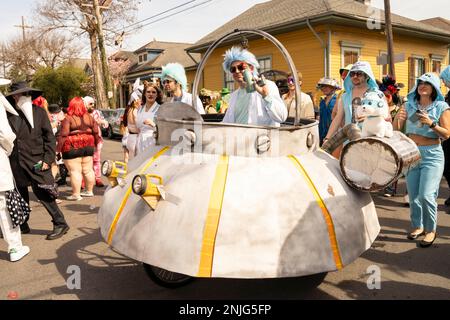 New Orleans, Louisiana, USA. 21. Februar 2023. Tausende von Menschen marschierten durch die Straßen von New Orleans, Louisiana, bei der alljährlichen Parade La Societe de Saint Anne am Mardi Gras Day. (Kreditbild: © Steve Eberhardt/ZUMA Press Wire) NUR REDAKTIONELLE VERWENDUNG! Nicht für den kommerziellen GEBRAUCH! Stockfoto