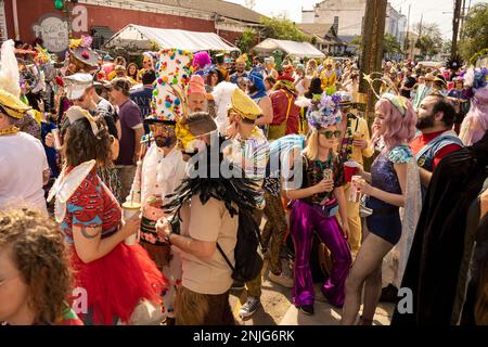 New Orleans, Louisiana, USA. 21. Februar 2023. Tausende von Menschen marschierten durch die Straßen von New Orleans, Louisiana, bei der alljährlichen Parade La Societe de Saint Anne am Mardi Gras Day. (Kreditbild: © Steve Eberhardt/ZUMA Press Wire) NUR REDAKTIONELLE VERWENDUNG! Nicht für den kommerziellen GEBRAUCH! Stockfoto