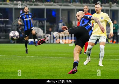 Federico Dimarco (FC Inter) während des Fußballspiels der UEFA Champions League zwischen dem FC Internazionale und dem FC Porto am 22. Februar 2023 im Giuseppe Meazza Stadion in Mailand, Italien. Foto: Luca Rossini/E-Mage Stockfoto