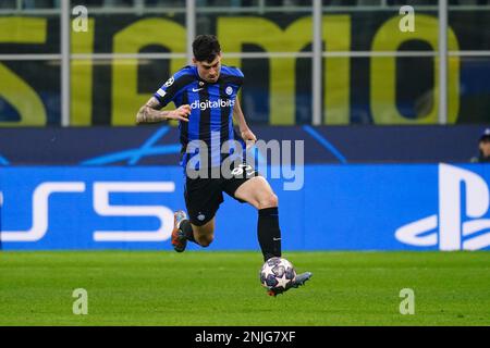 Alessandro Bastoni (FC Inter) während des Fußballspiels der UEFA Champions League zwischen dem FC Internazionale und dem FC Porto am 22. Februar 2023 im Giuseppe Meazza Stadion in Mailand, Italien. Foto: Luca Rossini/E-Mage Stockfoto