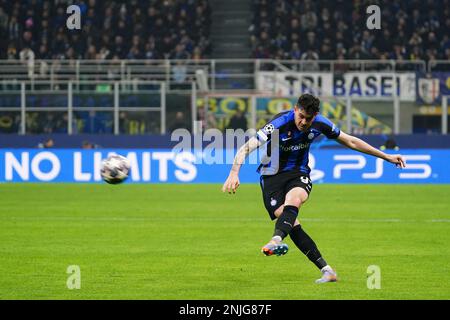 Alessandro Bastoni (FC Inter) während des Fußballspiels der UEFA Champions League zwischen dem FC Internazionale und dem FC Porto am 22. Februar 2023 im Giuseppe Meazza Stadion in Mailand, Italien. Foto: Luca Rossini/E-Mage Stockfoto