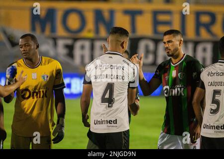 Teresina, Brasilien. 22. Februar 2023. PI - Teresina - 02/22/2023 - COPA DO NORDESTE 2023, FLUMINENSE-PI X CEARA - Spieler von Fluminense-PI und Ceara posieren für Fotos neben dem Schiedsrichter vor dem Spiel im Lindolfo Monteiro Stadion für die Copa do Nordeste Meisterschaft 2023. Foto : Aldo Carvalho/AGIF/Sipa USA Kredit: SIPA USA/Alamy Live News Stockfoto