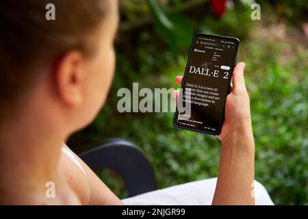 5. Februar 2023, Mirissa, Sri Lanka. OpenAI DALL-E wird auf dem Telefon verwendet. Frau testet künstliche Intelligenz Bildgenerator. Person, die Bilder erstellt Stockfoto