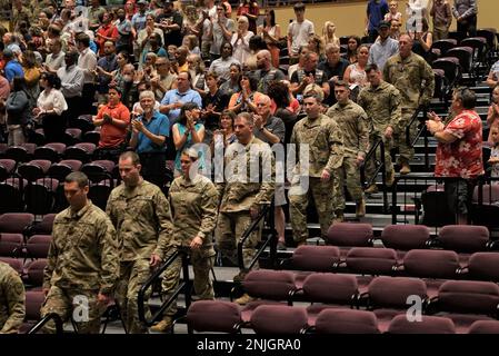 Soldaten, die den USA zugeteilt wurden Army Cyber Protection Team 172 und 285. Medical Company (Area Support) reichen während ihres kombinierten Aufrufs zum Dienst Zeremonie am 7. August 2022 am Reynoldsburg High School-Summit Campus in Reynoldsburg, Ohio ein. Die Soldaten werden zur Unterstützung der Einsätze des Verteidigungsministeriums weltweit eingesetzt, einschließlich der Zusammenarbeit mit US-Verbündeten und Partnernationen. (Foto: SPC. Jessica Silhavy, 196. Mobile Public Affairs (Abteilung Öffentliche Angelegenheiten) Stockfoto