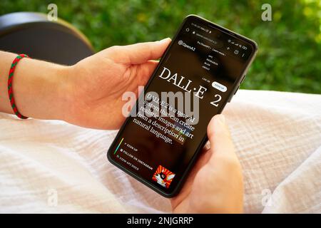 5. Februar 2023, Mirissa, Sri Lanka. OpenAI DALL-E wird auf dem Telefon verwendet. Frau testet künstliche Intelligenz Bildgenerator. Person, die Bilder erstellt Stockfoto