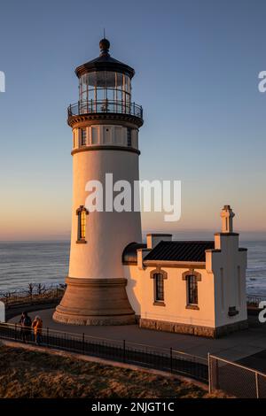 WA23034-00...WASHINGTON - North Point Lighthouse mit Blick auf den Pazifik bei Sonnenuntergang, 2 Meilen nördlich des Eingangs zum Columbia River. Stockfoto