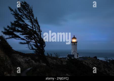 WA23057-00...WASHINGTON - North Point Lighthouse an einem windigen Morgen bei Sonnenaufgang im Cape Disappointment State Park. Stockfoto