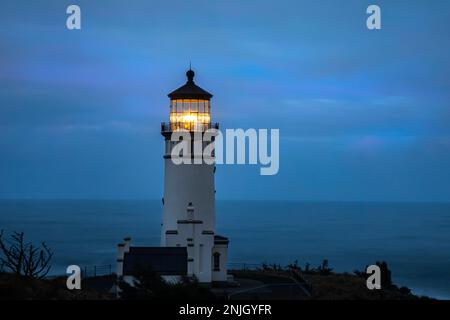 WA23058-00...WASHINGTON - North Point Lighthouse an einem windigen Morgen bei Sonnenaufgang im Cape Disappointment State Park. Stockfoto