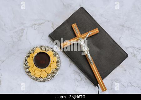 In der christlichen Religion feiert die Heilige Kommunion Jesus Christus mit ungesäuertem Brot und Wein Stockfoto