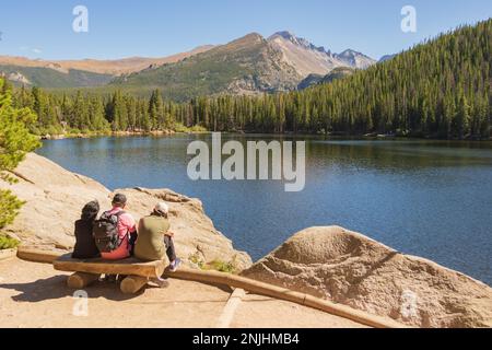 Der wunderschöne Bear Lake im Rocky Mountain National Park in Colorado ist für Familien ein muss Stockfoto