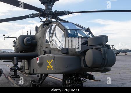 Ein AH-64 Apache, der 3. Staffel, 17. Kavallerie-Regiment, 3. Kampfluftfahrt-Brigade, 3. Infanterie-Division zugeteilt ist, sitzt am Hunter Army Airfield, Georgia, 8. August 2022. Stockfoto