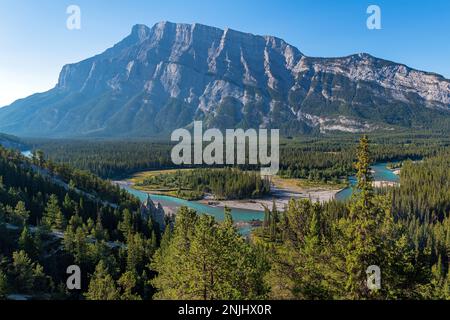 Bug River und Hoodoo Felsformationen in Surprise Corner, Banff National Park, Alberta, Kanada. Stockfoto
