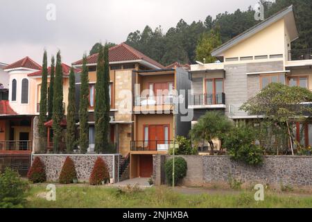Attraktives Wohnarchitektur-Design-Konzept als Wohnort. (Batu, Indonesien - 06. Juni 2021) Stockfoto