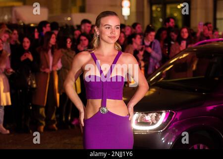 Mailand, Italien. 22. Februar 2023. Emma Brooks kommt auf der Cavalli Modenschau während der Mailänder Modewoche Frauenbekleidung Herbst/Winter 2023/2024. Kredit: SOPA Images Limited/Alamy Live News Stockfoto