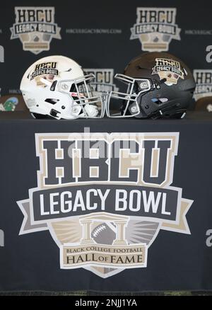 New Orleans, USA. 22. Februar 2023. Die Helme der beiden Teams werden während der Pressekonferenz des HBCU Legacy Football Bowl Game im Yulman Stadium auf dem Campus der Tulane University in New Orleans, Louisiana, am Mittwoch, den 22. Februar 2022 ausgestellt. (Foto: Peter G. Forest/Sipa USA) Kredit: SIPA USA/Alamy Live News Stockfoto