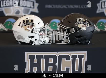 New Orleans, USA. 22. Februar 2023. Die Helme der beiden Teams werden während der Pressekonferenz des HBCU Legacy Football Bowl Game im Yulman Stadium auf dem Campus der Tulane University in New Orleans, Louisiana, am Mittwoch, den 22. Februar 2022 ausgestellt. (Foto: Peter G. Forest/Sipa USA) Kredit: SIPA USA/Alamy Live News Stockfoto