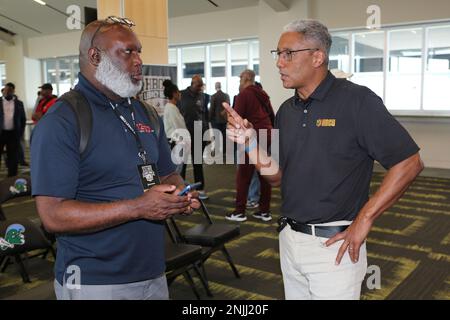 New Orleans, USA. 22. Februar 2023. Reggie Flood von WBOK Radio interviewt Stev Wyche vom NFL Network während der HBCU Legacy Football Bowl Game Pressekonferenz im Yulman Stadium auf dem Campus der Tulane University in New Orleans, Louisiana am Mittwoch, den 22. Februar 2022. (Foto: Peter G. Forest/Sipa USA) Kredit: SIPA USA/Alamy Live News Stockfoto