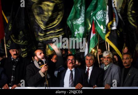 Khan Yunis, Gaza. 22. Februar 2023. Anhänger mehrerer palästinensischer Parteien marschieren in Khan Yunis im Gazastreifen, um einen israelischen Angriff auf die Stadt Nablus im Westjordanland zu verurteilen, bei dem mindestens 10 Palästinenser am Mittwoch, den 22. Februar 2023 ums Leben kamen. Nach Angaben des palästinensischen Gesundheitsministeriums wurden am Mittwoch einhundertzweiundzwanzig Menschen verletzt, wobei 82 von lebender Munition getroffen wurden. Sechs waren in kritischem Zustand. Foto: Ismael Mohamad/UPI Credit: UPI/Alamy Live News Stockfoto