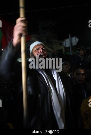 Khan Yunis, Gaza. 22. Februar 2023. Unterstützer mehrerer palästinensischer Parteien marschieren in Khan Yunis im Gazastreifen, um einen israelischen Überfall auf die Stadt Nablus im Westjordanland zu verurteilen, bei dem mindestens 10 Palästinenser am Mittwoch, den 22. Februar 2023 ums Leben kamen. Laut dem palästinensischen Gesundheitsministerium wurden am Mittwoch mindestens 10 Palästinenser getötet und Dutzende verwundet, während 102 Menschen verletzt wurden, wobei 82 von lebender Munition getroffen wurden. Sechs waren in kritischem Zustand. Foto: Ismael Mohamad/UPI Credit: UPI/Alamy Live News Stockfoto