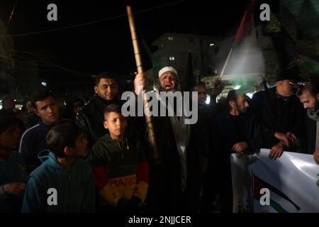 Khan Yunis, Gaza. 22. Februar 2023. Anhänger mehrerer palästinensischer Parteien marschieren in Khan Yunis im Gazastreifen, um einen israelischen Angriff auf die Stadt Nablus im Westjordanland zu verurteilen, bei dem mindestens 10 Palästinenser am Mittwoch, den 22. Februar 2023 ums Leben kamen. Nach Angaben des palästinensischen Gesundheitsministeriums wurden am Mittwoch einhundertzweiundzwanzig Menschen verletzt, wobei 82 von lebender Munition getroffen wurden. Sechs waren in kritischem Zustand. Foto: Ismael Mohamad/UPI Credit: UPI/Alamy Live News Stockfoto