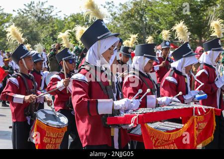 Mitglieder einer lokalen Band spielen während einer Community Outreach-Aufführung der Tropic Lightning Brass Band, 25. Infantry Division Band, als Teil von Super Garuda Shield 2022 am 8. August 2022 in Kantor Bupati Oku Timur, Martapura, South Sumatra, Indonesien. Super Garuda Shield 2022, ein Teil von Operation Pathways und eine langjährige jährliche, bilaterale Militärübung zwischen den USA Militär und indonesische Nationalarmee, verstärkt die Verpflichtungen der USA gegenüber unseren Verbündeten und regionalen Partnern, die gemeinsame Bereitschaft und die Interoperabilität, um gemeinsam zu kämpfen und zu gewinnen. Stockfoto