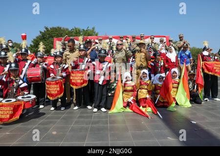 USA Soldaten posieren mit H. Lanosin S.T., Bürgermeister von OKU Timur, Und Mitglieder einer lokalen Band, bevor die Tropic Lightning Brass Band, 25. Infantry Division Band, am 8. August 2022 im Kantor Bupati Oku Timur, Martapura, South Sumatra, Indonesien, als Teil von Super Garuda Shield 2022 auftrat. Super Garuda Shield 2022, ein Teil von Operation Pathways und eine langjährige jährliche, bilaterale Militärübung zwischen den USA Militär und indonesische Nationalarmee, verstärkt die Verpflichtungen der USA gegenüber unseren Verbündeten und regionalen Partnern, die gemeinsame Bereitschaft und die Interoperabilität Stockfoto