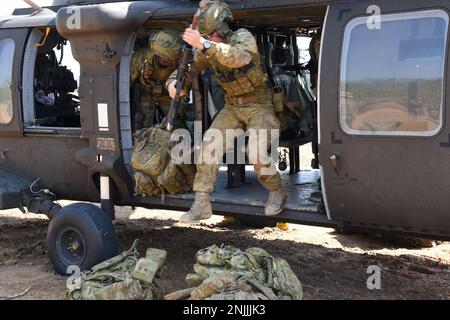 Australische Soldaten des königlichen australischen Regiments des 5. Bataillons beginnen mit dem Abstieg vom UH-60 Blackhawk Helikopter für ihre gemeinsame Trainingsprobe als Teil des Super Garuda Shield 2022 in Baturaja, Indonesien, 8. August 2022. Der Super Garuda Shield, ein Teil von Operation Pathways und eine langjährige bilaterale Militärübung, die zwischen dem US-Militär, den indonesischen nationalen Streitkräften, durchgeführt wurde, hat sich nun auf eine multinationale Übung ausgeweitet, die 14 Nationen umfasst. Diese Übung verstärkt die Verpflichtungen der USA gegenüber unseren Verbündeten und anderen regionalen Partnern, die die gemeinsame Bereitschaft und die bereitschaft der i stärken Stockfoto