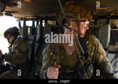 Australische Soldaten des Royal Australian Regiment des Bataillons 5. erwarten das Signal, mit der Demontage des Hubschraubers UH-60 Blackhawk für ihre gemeinsame Trainingsprobe im Rahmen des Super Garuda Shield 2022 in Baturaja, Indonesien, am 8. August 2022 zu beginnen. Super Garuda Shield, ein Teil der Operation Pathways und eine langjährige jährliche, bilaterale militärische Übung, die zwischen dem US-Militär, den indonesischen nationalen Streitkräften, durchgeführt wird, hat sich nun zu einer multinationalen Übung mit 14 Nationen erweitert. Diese Übung verstärkt die Verpflichtungen der USA gegenüber unseren Verbündeten und anderen regionalen Partnern, die sich gegenseitig verstärken Stockfoto