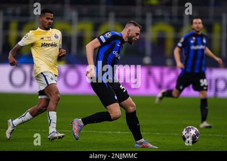 Mailand, Italien. 22. Februar 2023. Mailand, Italien, Februar 22. 2023: Mailand Škriniar von Inter während der UEFA Champions League-Runde 2022/23 im Fußballspiel 16 zwischen Inter Mailand und Porto im Stadion San Soro in Mailand, Italien. (Pedro Loureiro/SPP) Kredit: SPP Sport Press Photo. Alamy Live News Stockfoto