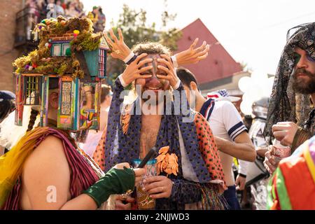 New Orleans, Louisiana, USA. 21. Februar 2023. Tausende von Menschen marschierten durch die Straßen von New Orleans, Louisiana, bei der alljährlichen Parade La Societe de Saint Anne am Mardi Gras Day. (Kreditbild: © Steve Eberhardt/ZUMA Press Wire) NUR REDAKTIONELLE VERWENDUNG! Nicht für den kommerziellen GEBRAUCH! Stockfoto